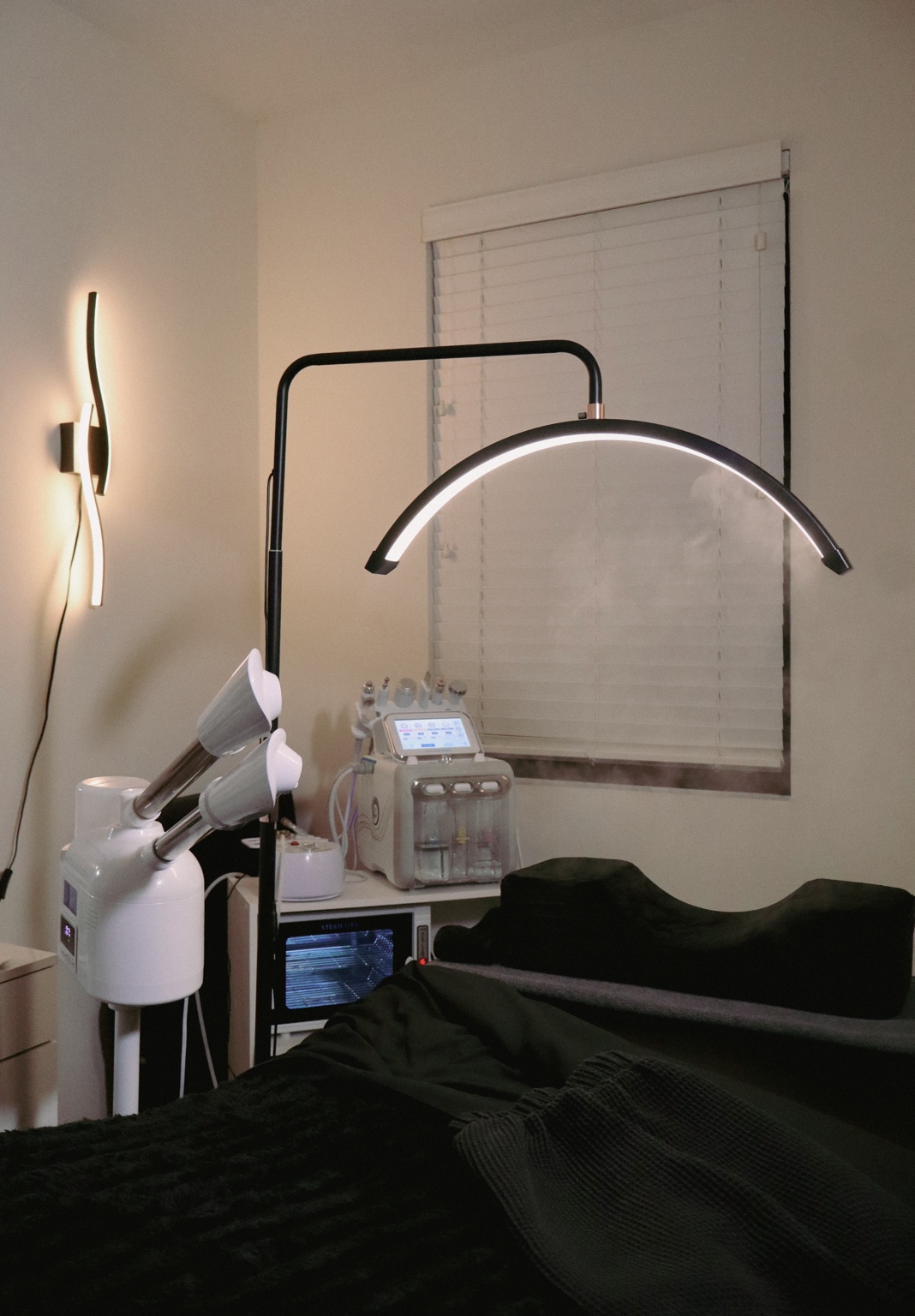Treatment bed and equipment in Glow By Yoselin's private studio